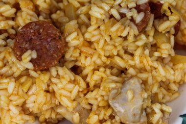 bir tabakta tavuk ve chorizo ile geleneksel İspanyol paella pirinç