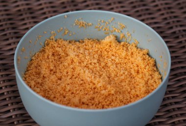 Zeytinyağı ve kırmızı biber tozu ile karışık pişmiş Fas Kuskus ile büyük kase