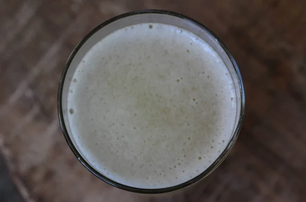Glas fylld med Radler, blandning av öl och mousserande lemonad, på trä bakgrund — Stockfoto