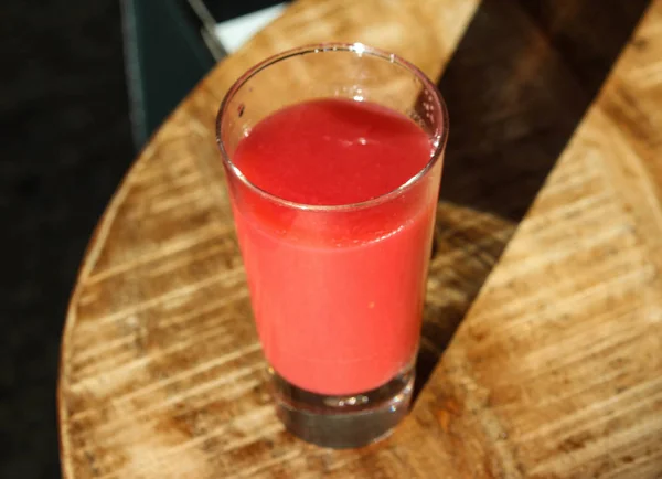 Glas mit Erdbeer-Himbeer-Apfel-Smoothie — Stockfoto