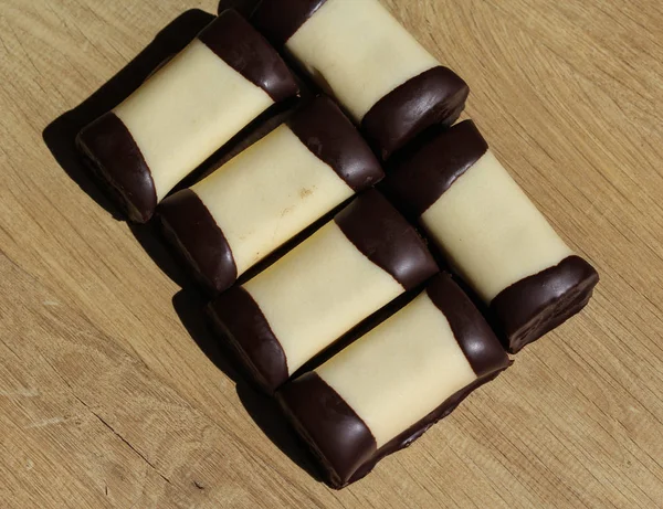 ahşap bir arka plan üzerinde, beyaz marzipan kaplı 