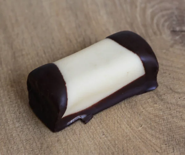 Τυπικό ολλανδικό γλυκό μπισκότο που ονομάζεται «mergpijpje» καλυμμένο με λευκό αμυγδαλωτό, σε ξύλινο φόντο — Φωτογραφία Αρχείου