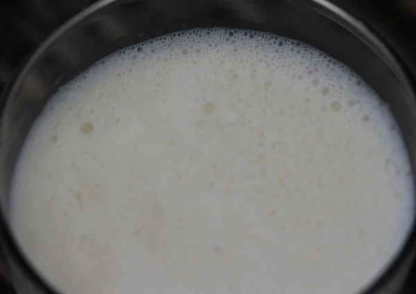 Saját készítésű vanília tejturmix üvegben nádas alapon — Stock Fotó