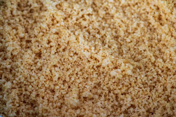 Tazón grande con Marruecos Couscous cocido mezclado con aceite de oliva y pimentón en polvo — Foto de Stock