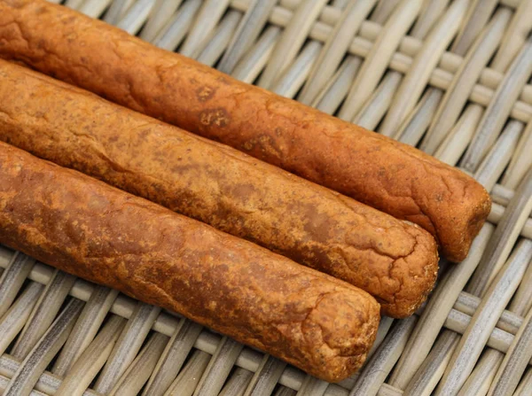 Frikandel, uno spuntino tradizionale olandese, una sorta di hot dog di carne macinata — Foto Stock