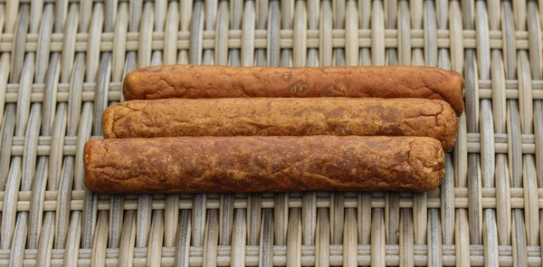 Frikandel, uno spuntino tradizionale olandese, una sorta di hot dog di carne macinata — Foto Stock