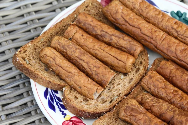 Frikandel op een schijfje brood, een traditionele Nederlandse snack, een soort gehakt hotdog — Stockfoto