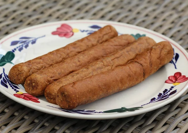 Frikandel, een traditionele Nederlandse snack, een soort gehakt hotdog — Stockfoto