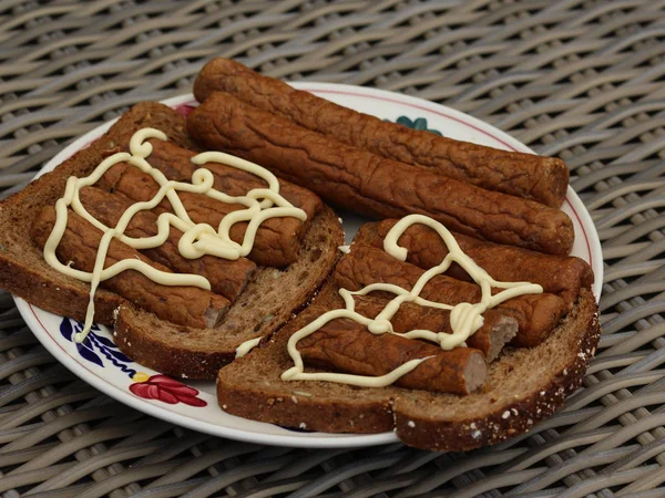 Frikandel auf Brot mit Mayonnaise, ein traditioneller holländischer Snack, eine Art Hackfleisch-Hotdog — Stockfoto
