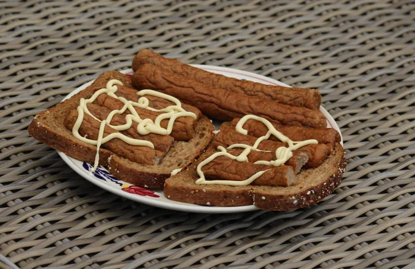 Frikandel auf Brot mit Mayonnaise, ein traditioneller holländischer Snack, eine Art Hackfleisch-Hotdog — Stockfoto