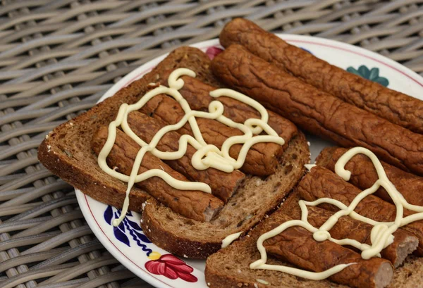 Frikandel sobre pan con mayonesa, un aperitivo tradicional holandés, una especie de hot dog de carne picada — Foto de Stock
