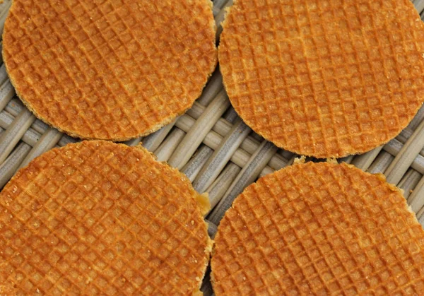 Стопка традиційного голчастого печива, карамельна вафелька сиропу, на дерев'яному фоні — стокове фото