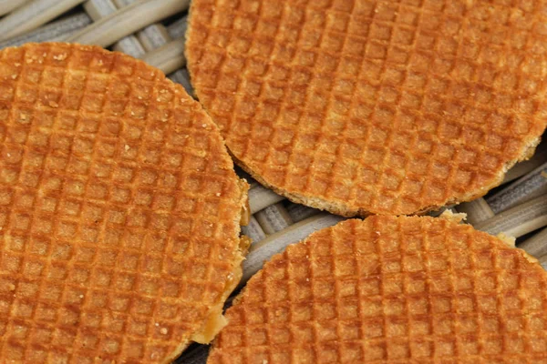 Pila di tradizionale olandese stroopwafels biscotto, una cialda sciroppo di caramello, su sfondo di legno — Foto Stock