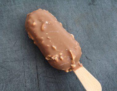 Siyah arka plan üzerinde Vanilyalı sütlü çikolata badem bar dondurma