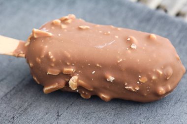 Siyah arka plan üzerinde Vanilyalı sütlü çikolata badem bar dondurma