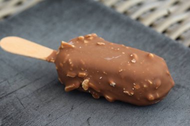 Siyah arka plan üzerinde Vanilyalı sütlü çikolata badem bar dondurma