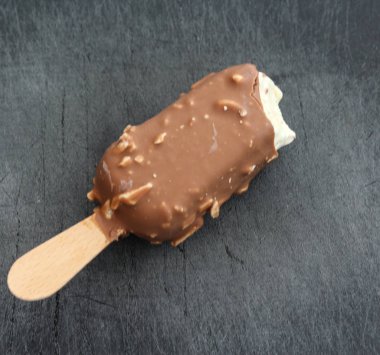 Siyah arka plan üzerinde Vanilyalı sütlü çikolata badem bar dondurma