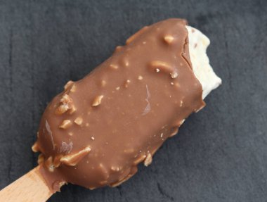 Siyah arka plan üzerinde Vanilyalı sütlü çikolata badem bar dondurma