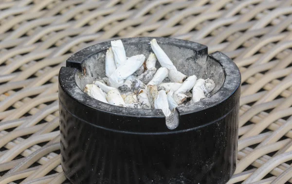 Cendrier rempli de cendres de tabac et mégots de cigarette — Photo