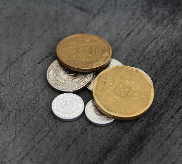 Estável de moedas de florim das Antilhas Neerlandesas sobre fundo preto — Fotografia de Stock