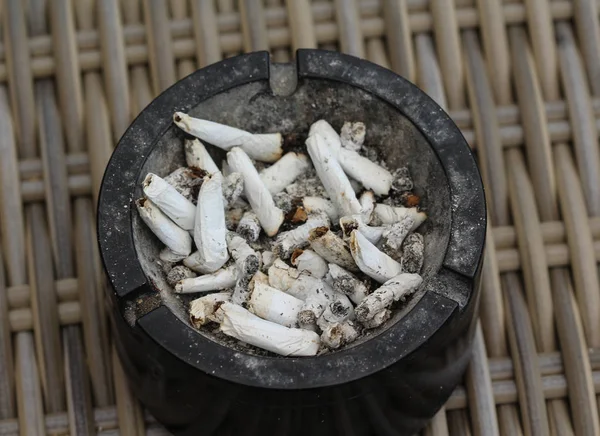 Cinzeiro cheio de cinzas de tabaco e pontas de cigarro — Fotografia de Stock