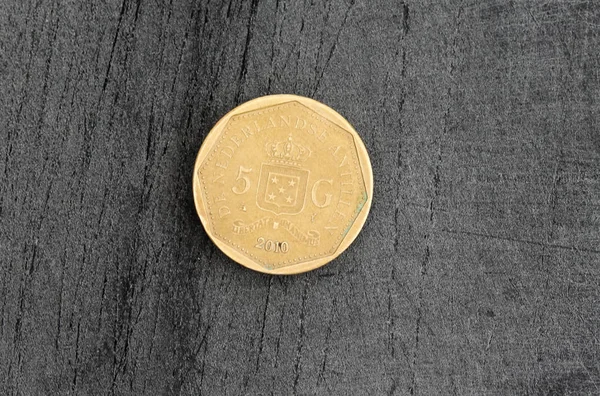 Uma moeda do florim das Antilhas Neerlandesas sobre fundo preto — Fotografia de Stock