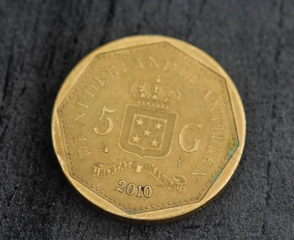 Egy holland Antillean forint érme fekete háttér — Stock Fotó