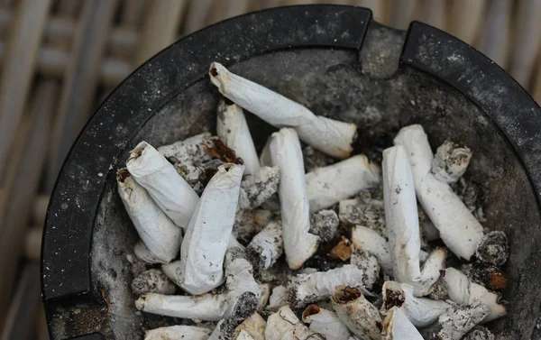 Cinzeiro cheio de cinzas de tabaco e pontas de cigarro — Fotografia de Stock