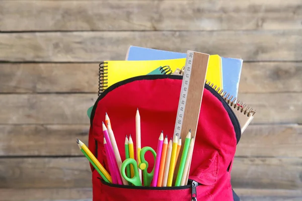 Ryggsäck Med Skolmaterial Träbord — Stockfoto