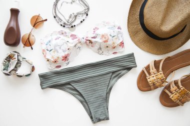 Beyaz arka plan üzerinde kadın yaz bikini mayo aksesuarları