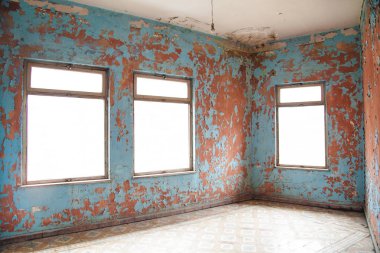 Unutulmaz bir atmosfer ile eski yıkık terk edilmiş evde