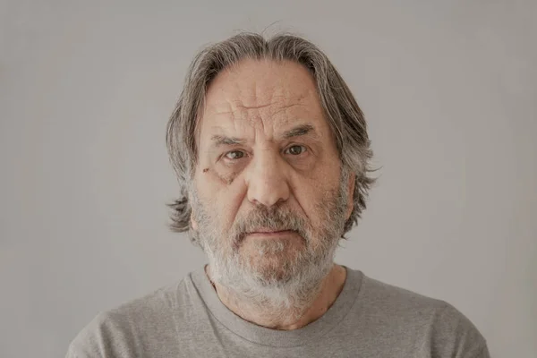 Porträt Älterer Mann Auf Grauem Hintergrund — Stockfoto