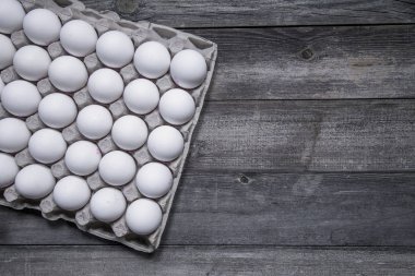 Ahşap arka plan üzerinde izole organik yumurta paketi