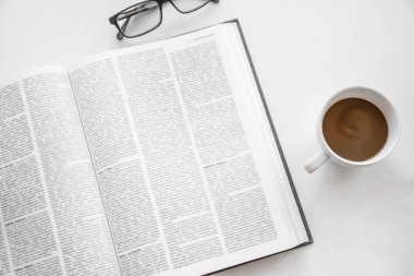 Beyaz arka plan üzerinde kitap okuma