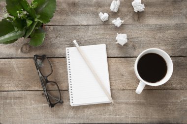 Ahşap masa kahve içme ile defter