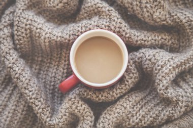Sıcak kahve fincanı kahverengi şal üzerinde