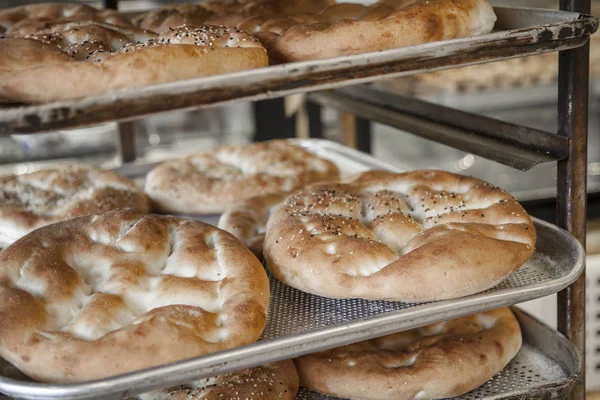 Çeşitli ekmek ve hamur işleri.