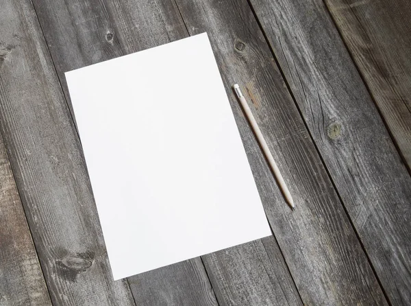 Ahşap arka plan boş a4 kağıda