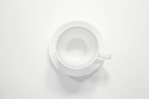 孤立的白色背景上的空白咖啡杯 — 图库照片
