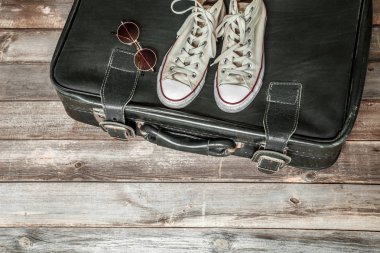 Ahşap masa üzerinde seyahat kavramı