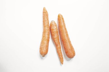 Beyaz arka planda izole havuçlar