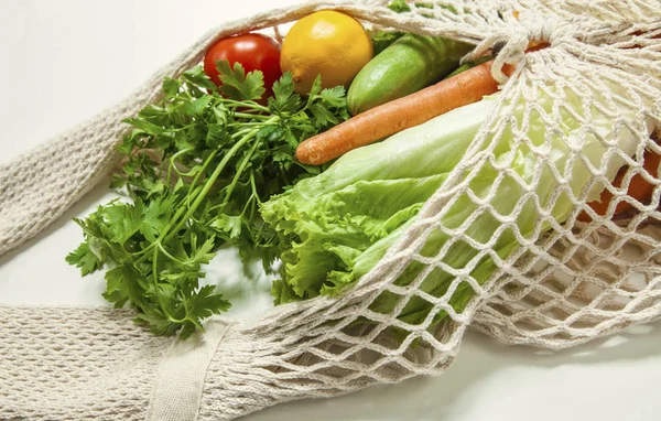 Verschiedene Gemüse Mesh Lebensmitteltasche Isoliert Auf Weißem Hintergrund — Stockfoto