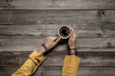 Ahşap masa kahve içme kadın el