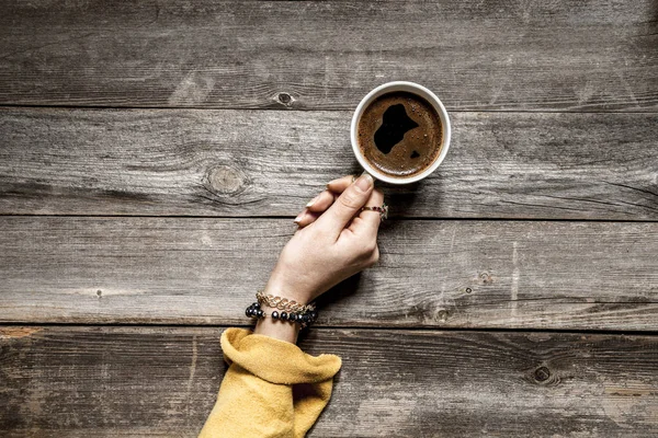 Mujer Mano Bebiendo Café Mesa Madera — Foto de Stock