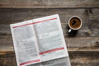 Ahşap arka plan üzerinde gazete okuma