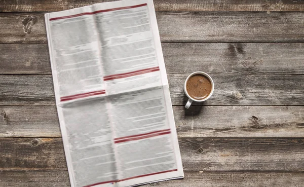 Zeitung Lesen Auf Holzgrund — Stockfoto