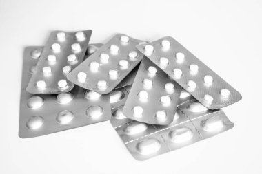 beyaz arkaplanda izole edilmiş hap