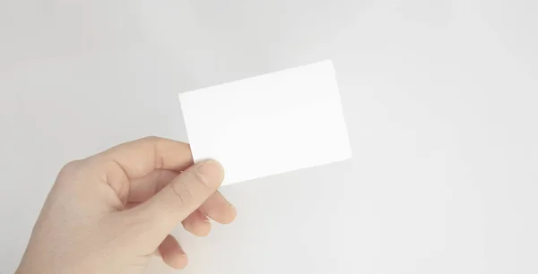 Pessoa Mão Segurando Cartão Papel Branco Isolado Fundo Branco — Fotografia de Stock