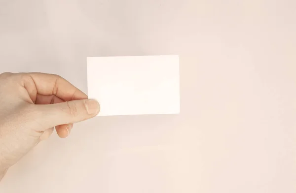 Pessoa Mão Segurando Cartão Papel Branco Isolado Fundo Branco — Fotografia de Stock