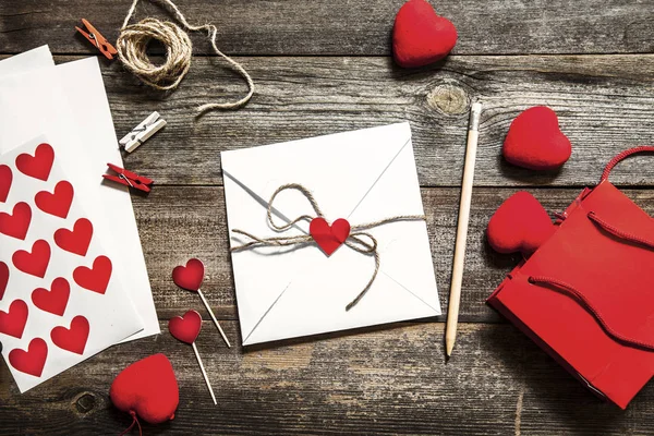 Концепция Дня Святого Валентина Белой Бумагой Красным Сердцем Деревянном Столе — стоковое фото